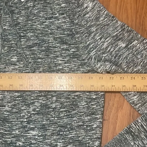 Express Woman’s Lightweight Sweater Hoodie with pockets NWT Full Zipper Green