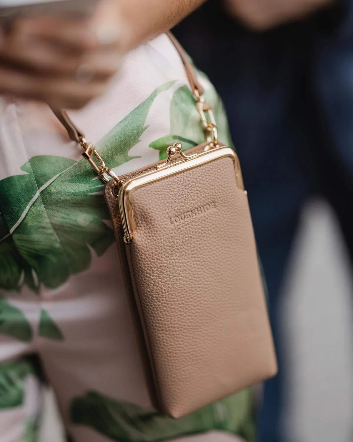 LOUENHIDE Billie Crossbody Phone Bag - Biscuit