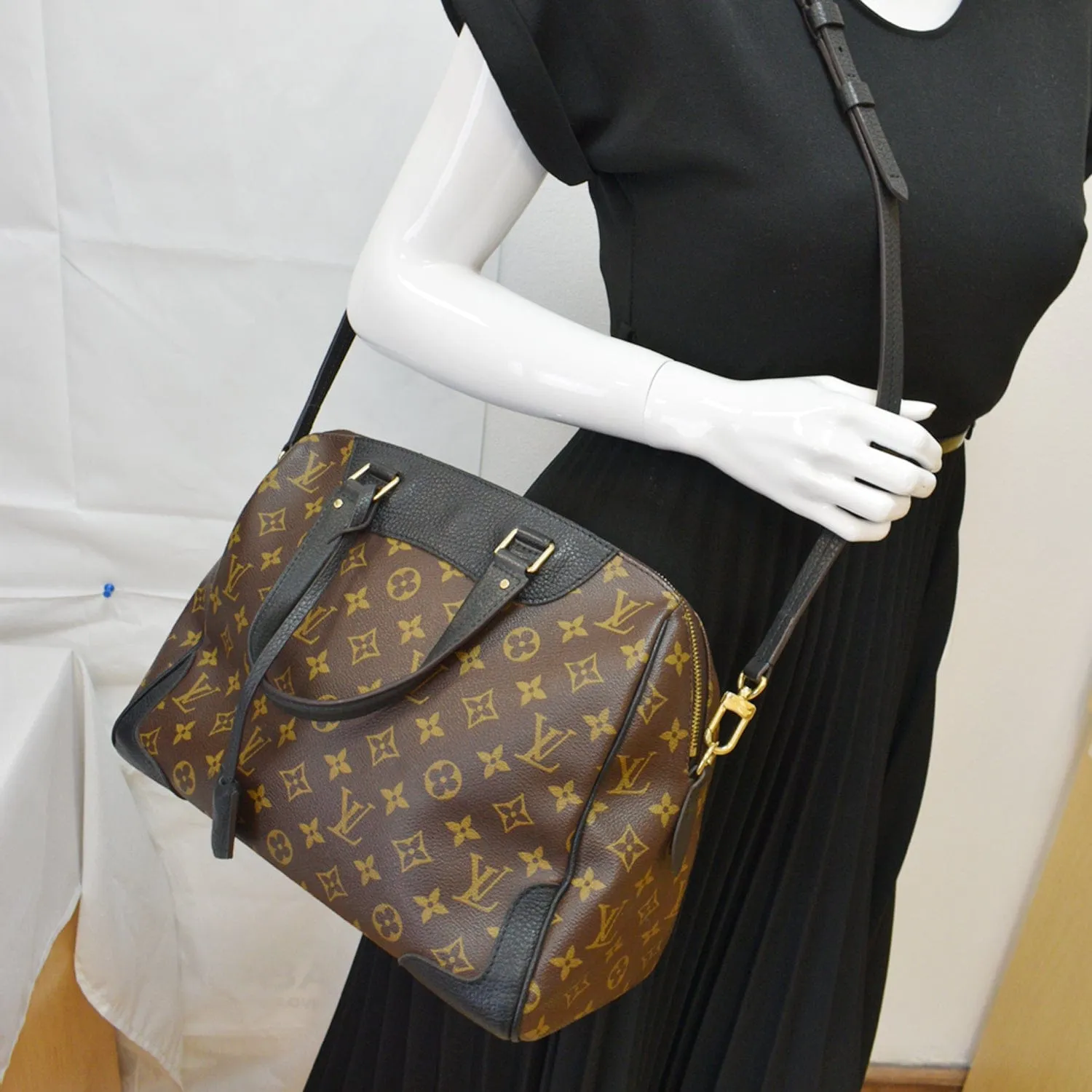 LOUIS VUITTON Retiro NM Monogram Canvas Shoulder Bag Noir - 10% OFF