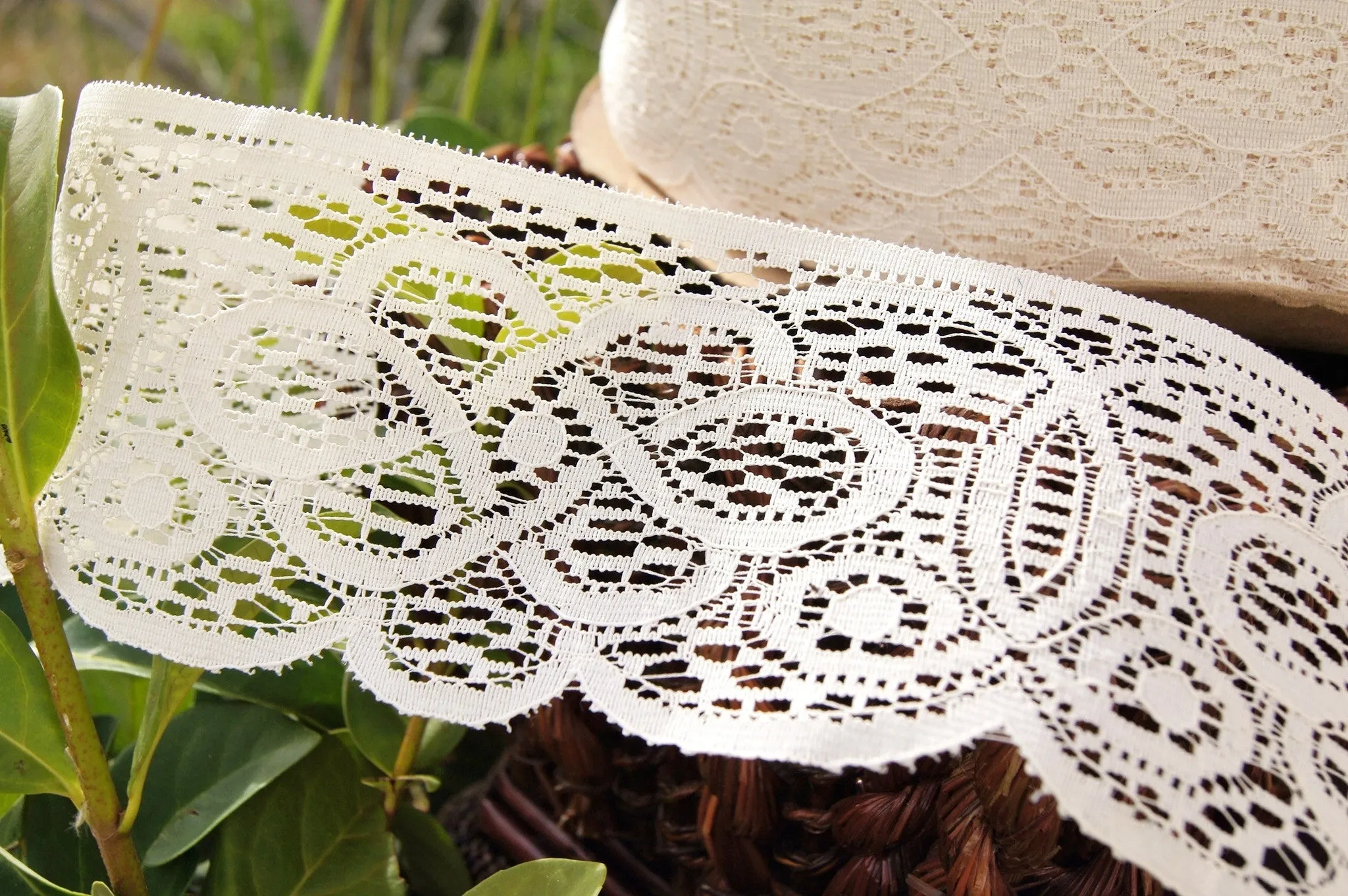 Swirly Scalloped Stiff Vintage Lace Trim Lt. Beige 3½ " wide