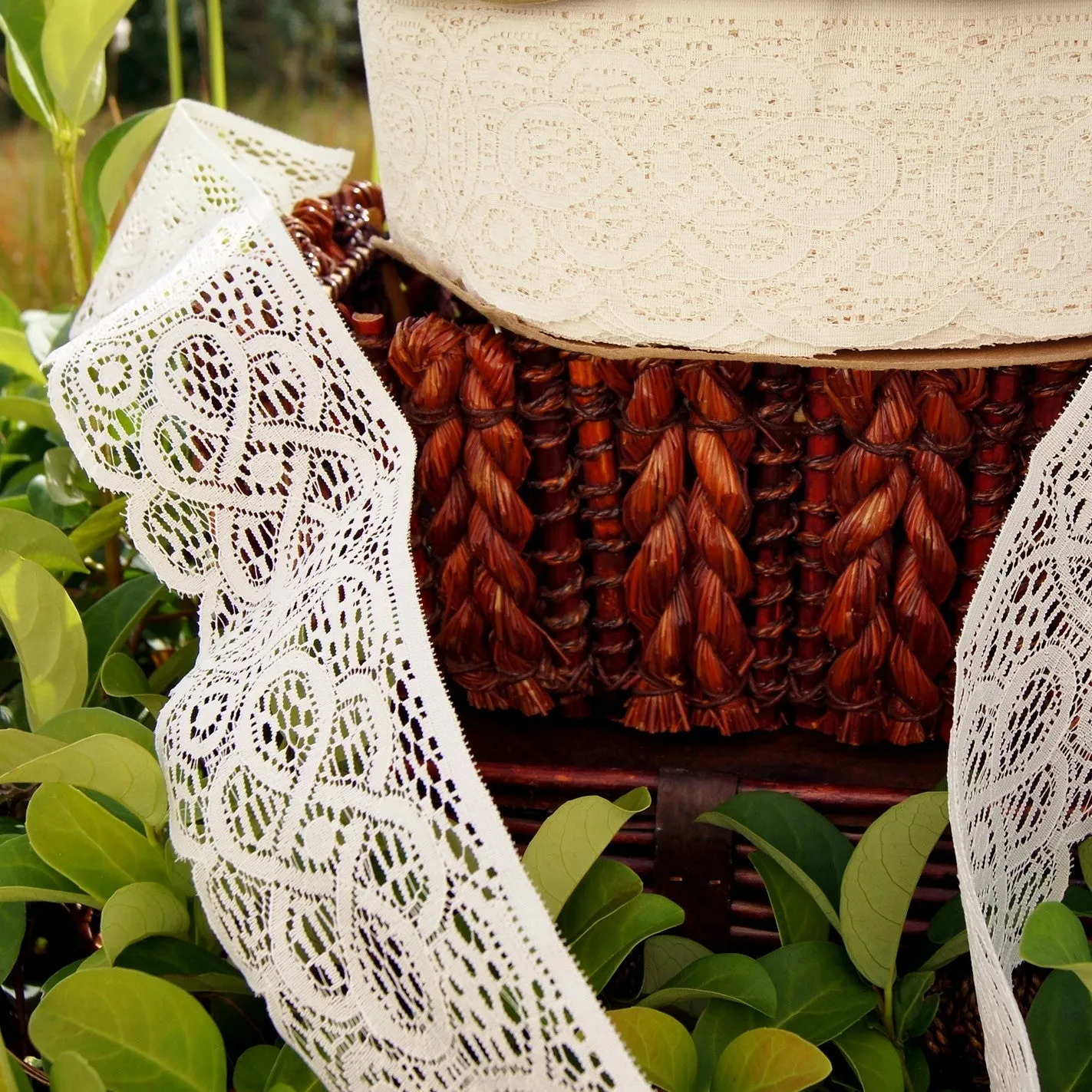 Swirly Scalloped Stiff Vintage Lace Trim Lt. Beige 3½ " wide